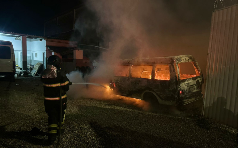 Bombeiros em Arapiraca são mobilizados e evitam propagação de chamas em veículo