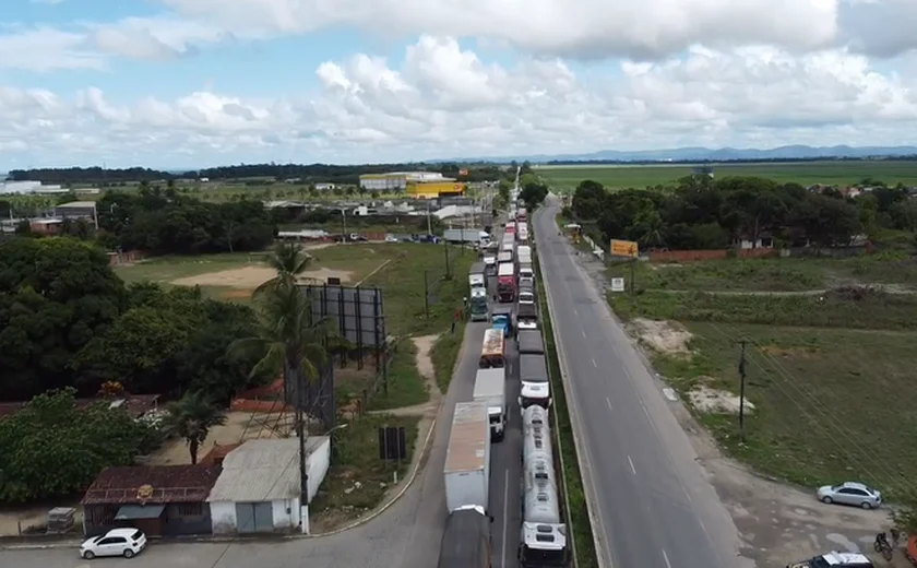 Quilômetros de congestionamento: veja imagens aéreas do protesto que bloqueou a BR-104