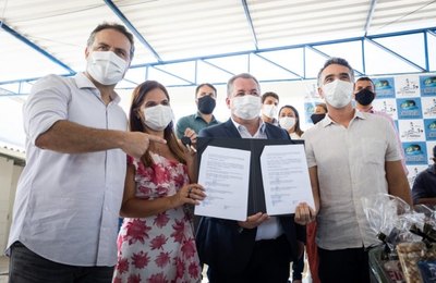 Governo entrega transporte escolar e repasse financeiro para escolas do Litoral Norte