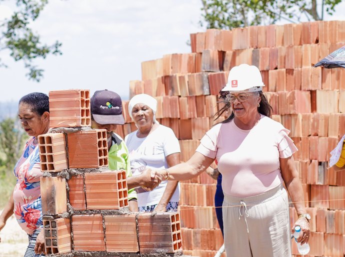 Prefeita de Palmeira acompanha início da construção de casas na Tabacaria