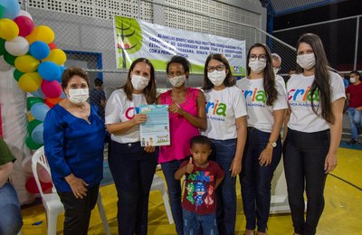 Prefeita Christiane Bulhões entrega cartões do programa CRIA e cestas básicas no Povoado Areia Branca 
