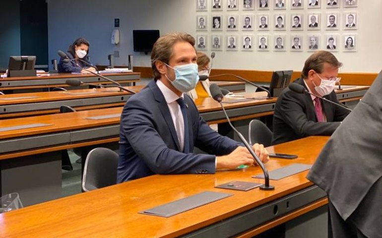 Pedro Vilela vota na redução do preço de gás de cozinha para famílias de baixa renda