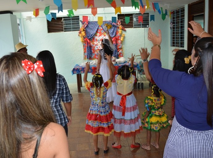 Crianças da Unidade Rubens Colaço comemoram Festas Juninas