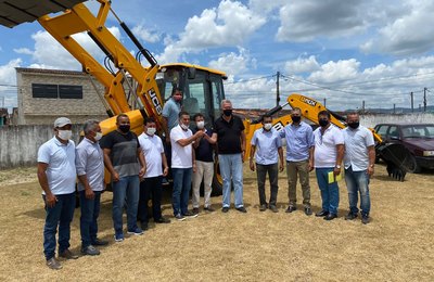 Prefeito Neno Freitas entrega uma retroescavadeira 0 Km e 300 kits de ferramentas para agricultores 