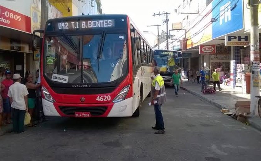 Em Maceió, mulher tem braço esmagado por ônibus