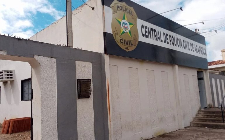 Casal tenta fugir da polícia com R$ 6 mil em drogas e é preso em Arapiraca