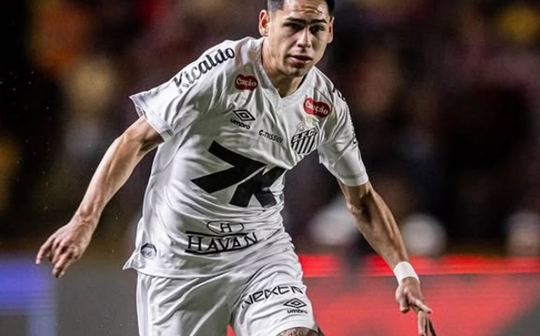 Caballero é apresentado pelo Santos e celebra parceria com Neymar: 'Ainda não caiu a ficha'