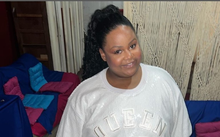 Mc Carol mostra teto de sua casa destruído após queda de árvore