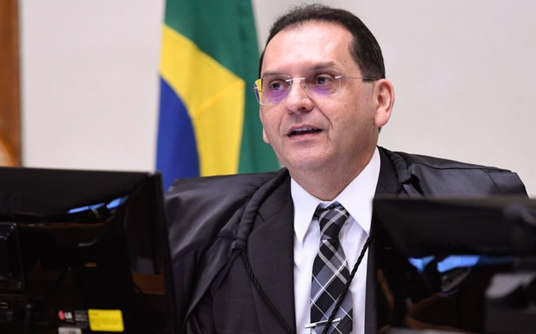 Ministro do STJ substitui preventiva e manda viúva de Adriano para domiciliar