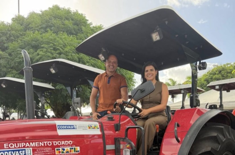 Prefeita Marcela Gomes recebe da Codevasf trator equipado com implementos agrícolas para Novo Lino
