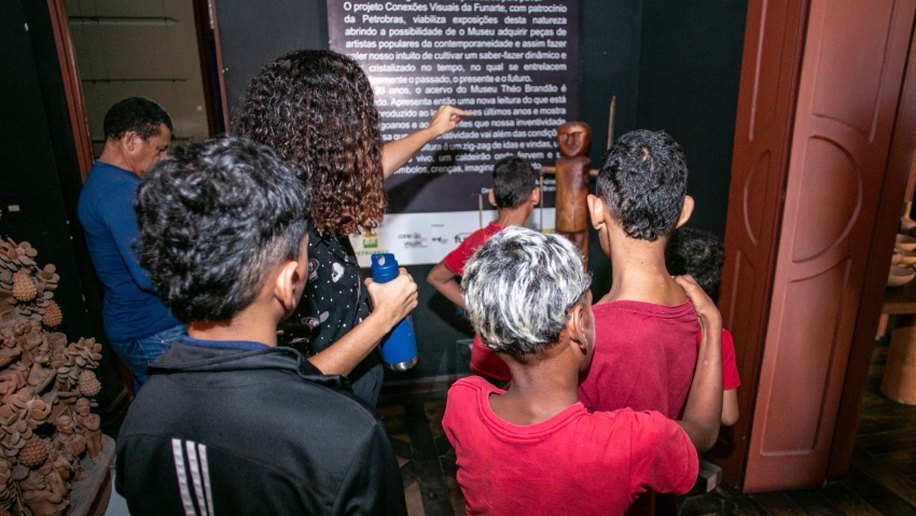 Crianças e adolescentes do abrigo Acolher visitam o Museu Théo Brandão