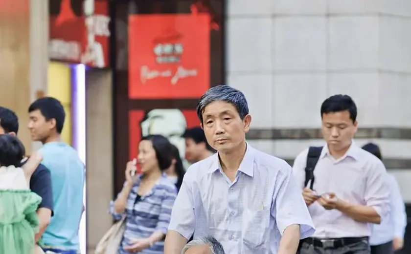 Cadeira para subir escadas, braço robótico e chip na comida: na China, idosos usam tecnologia para atividades do dia a dia 