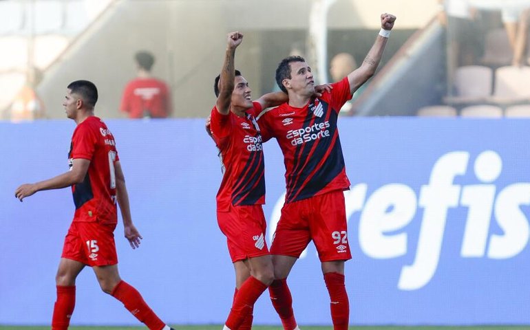 Athletico-PR pune torcida organizada após incidentes contra o Corinthians: 'Preservar a ordem'