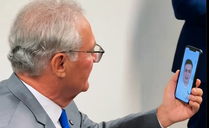 O senador Renan Calheiros durante chamada de vídeo com o prefeito Carlos, de Rio largo O senador Renan Calheiros durante chamada de vídeo com o prefeito Carlos, de Rio largo