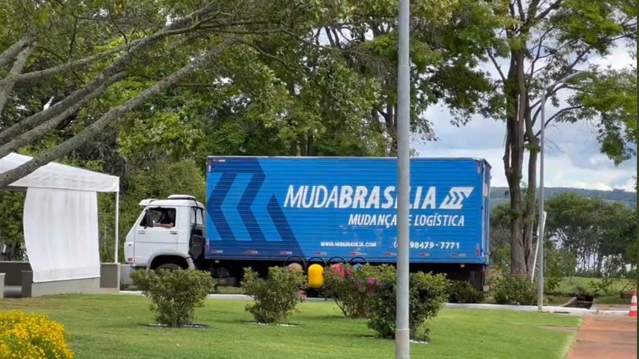 Caminhões de mudança chegam ao Alvorada a 16 dias do fim do mandato de Bolsonaro