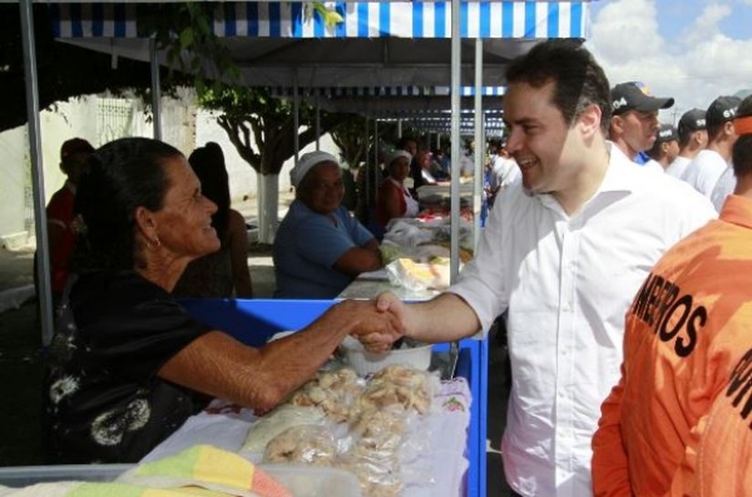 Renan Filho abre Governo Presente fomentando a cadeia produtiva do coco