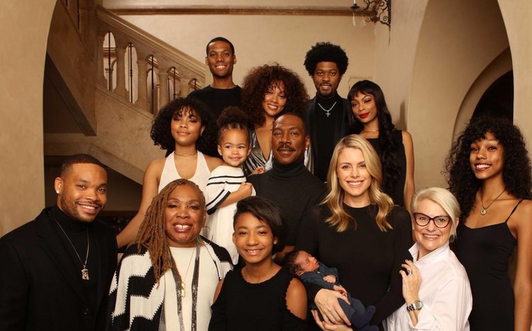 Eddie Murphy tira foto com os dez filhos pela primeira vez