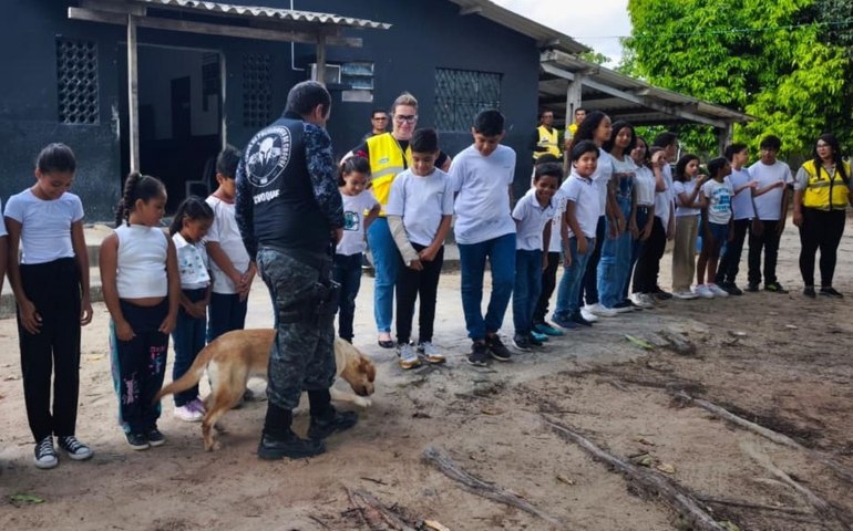 Ronda Mirim Corações da Paz leva crianças para visita educativa ao Canil do Batalhão de Choque