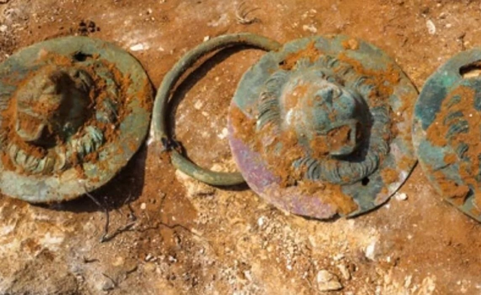 Discos de bronze com cabeça de leão são revelados em túmulo do período romano em Israel (FOTOS) Discos de bronze com cabeça de leão são revelados em túmulo do período romano em Israel (FOTOS)