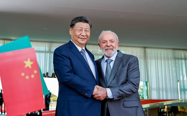 Lula ganha 'amostra da lua' e dá a xi Jinping garrafa com água de 'rios voadores' da Amazônia