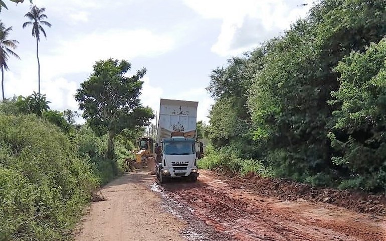 Prefeitura de Penedo regulariza estradas de acesso aos povoados