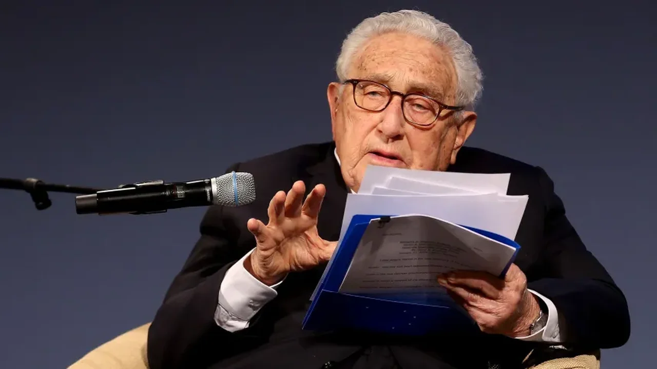 Kissinger se reúne com autoridades chinesas em meio a relações tensas entre EUA e China
