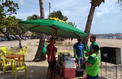 Educadores orientam ambulantes sobre limpeza na orla de Maceió