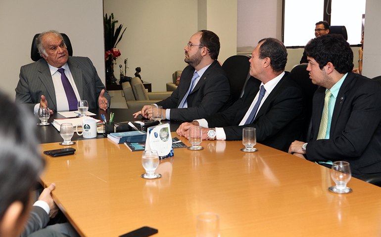 Presidente do TJ recebe caravana de advogados