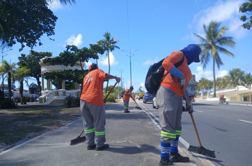 Alurb realiza limpeza em percurso da Maratona Internacional de Maceió