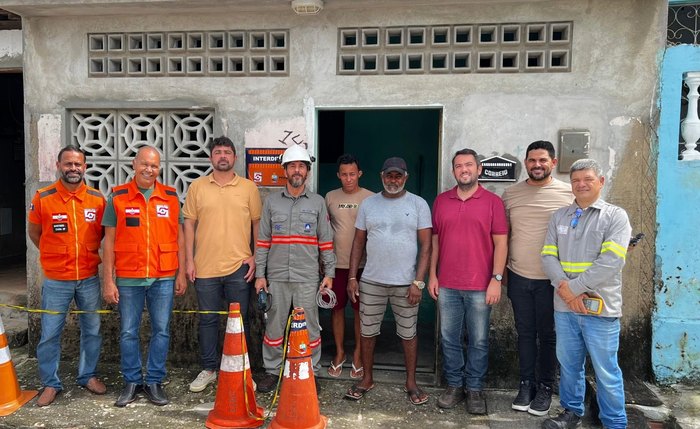Técnicos posam para fotos na região onde casas apresentam fenômeno de aquecimento Técnicos posam para fotos na região onde casas apresentam fenômeno de aquecimento