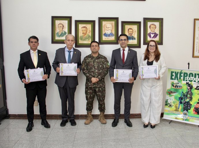 Corregedor e juízes da CGJ são homenageados pelo Exército Brasileiro