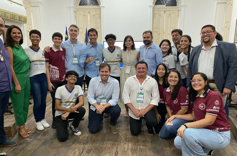 Deputado Rafael Brito participa de visita a escolas modelo em Recife