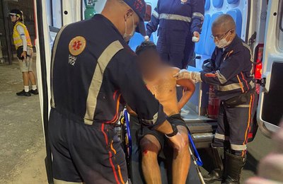 Agentes do Ronda dão assistência ao Samu em atendimento a turista em surto na Ponta Verde