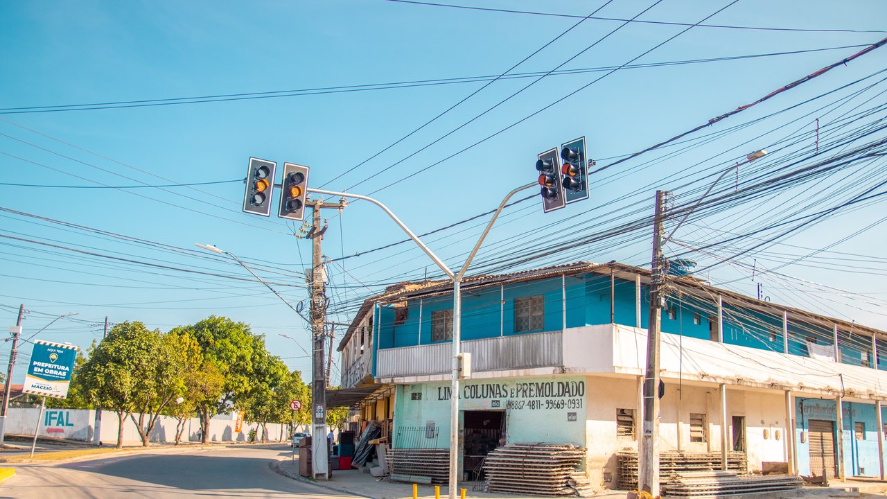 Semáforo é instalado em cruzamento no Benedito Bentes