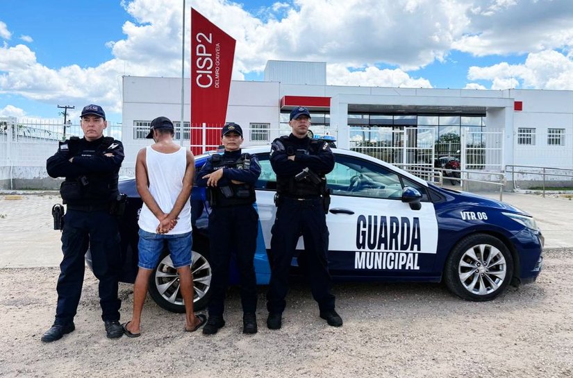 Suspeito de furto é conduzido pela Guarda Municipal de Delmiro Gouveia ao Cisp poucos instantes após denúncia