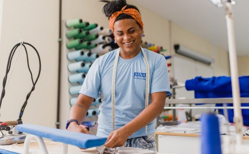 Exemplo de vida se torna inspiração em curso de costura industrial