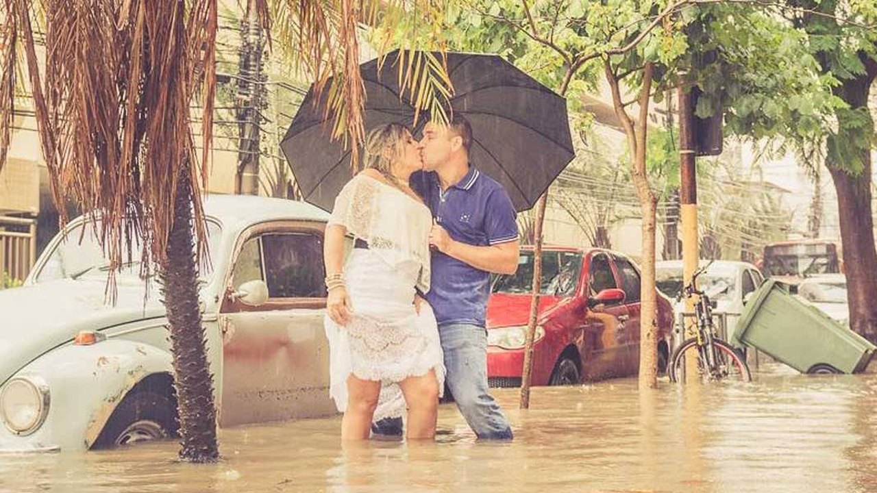 Casal faz ensaio fotográfico em alagamento de Niterói