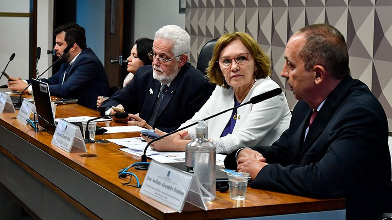 Debatedores sugerem incentivos à permanência de médicos no interior