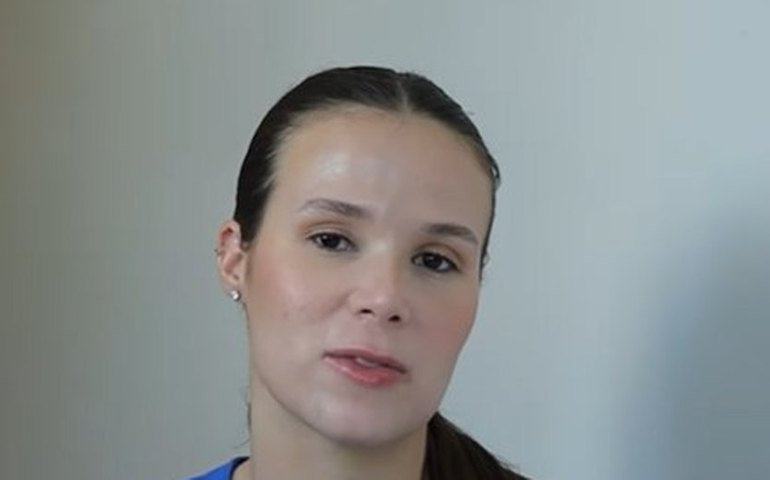 Polêmica da 'criança da janela do avião' chega à TV: envolvidas trocam farpas