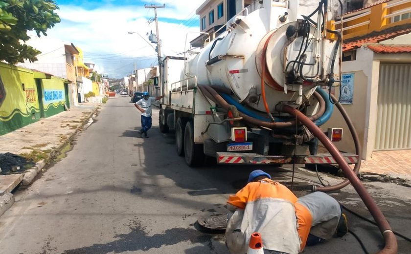 Infraestrutura retira 2,5 toneladas de resíduos sólidos em bocas de lobo na Av. Fernandes Lima