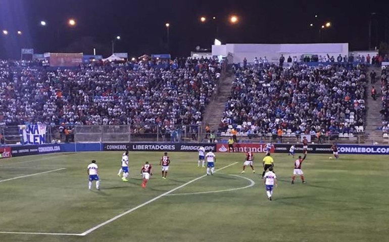 Libertadores: Com &#8220;falsos volantes&#8221;, Flamengo tem jogo na mão, mas sofre na bola parada