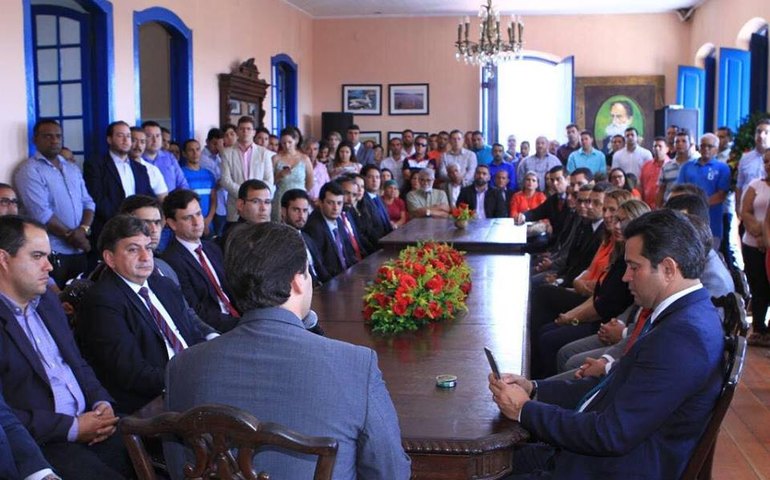 Prefeito Cacau dá posse aos secretários e pede transparência nos recursos públicos