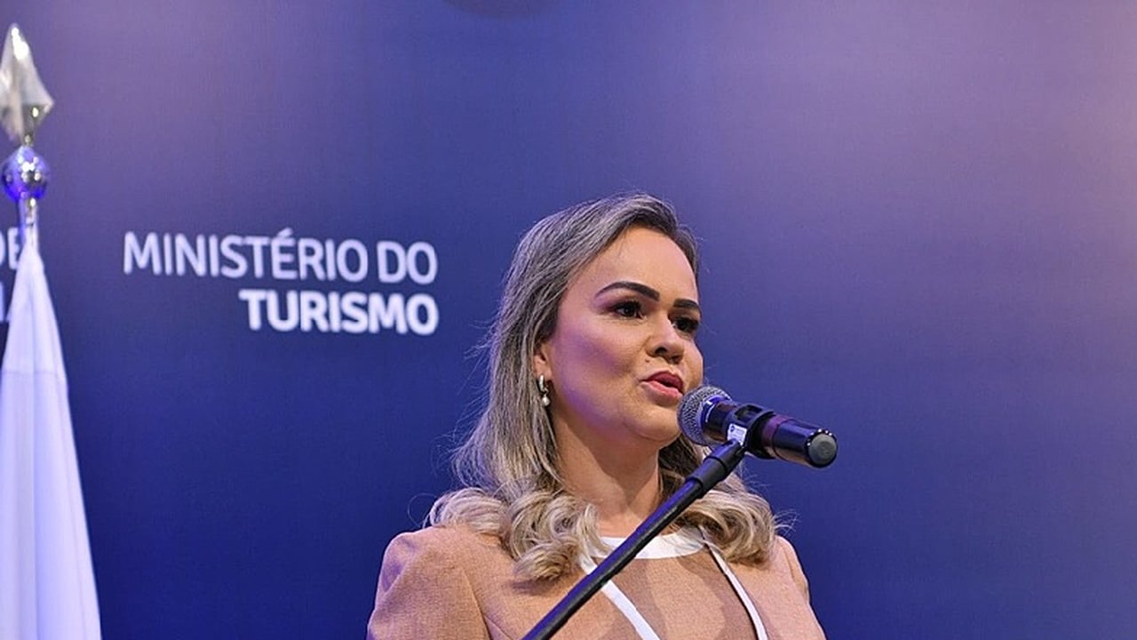 ‘Inimigos querem me queimar’, diz ministra do Turismo em mensagem de app