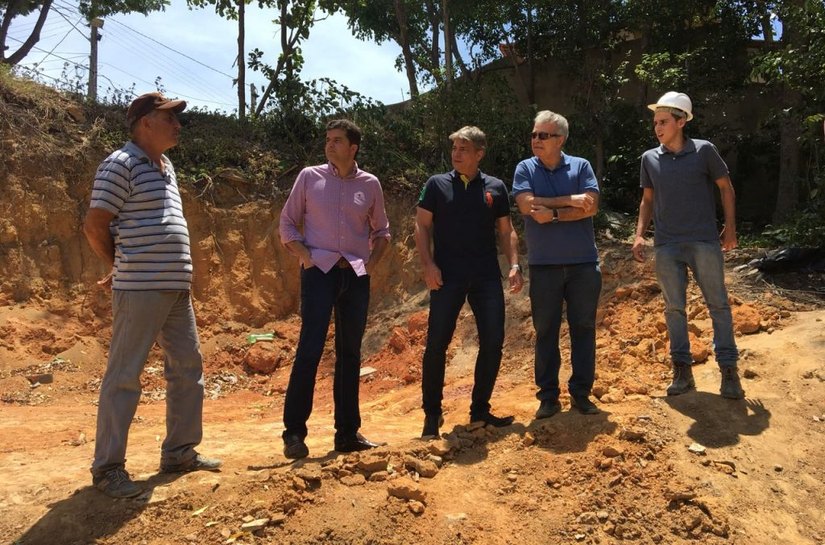 Prefeito Rui Palmeira vistoria execução de obras no Murilópolis