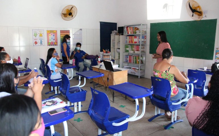 Escolas municipais reúnem pais e responsáveis de alunos para firmar pacto pela Educação no retorno às aulas