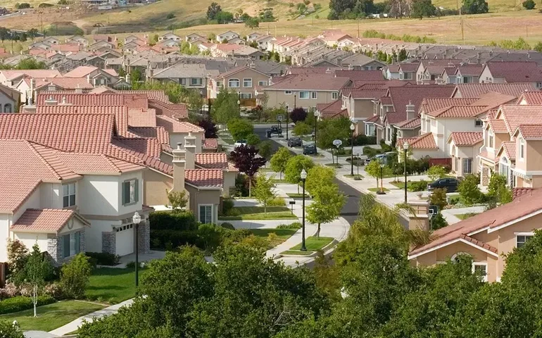 Vendas de moradias usadas nos EUA sobem 1,3% em julho ante junho