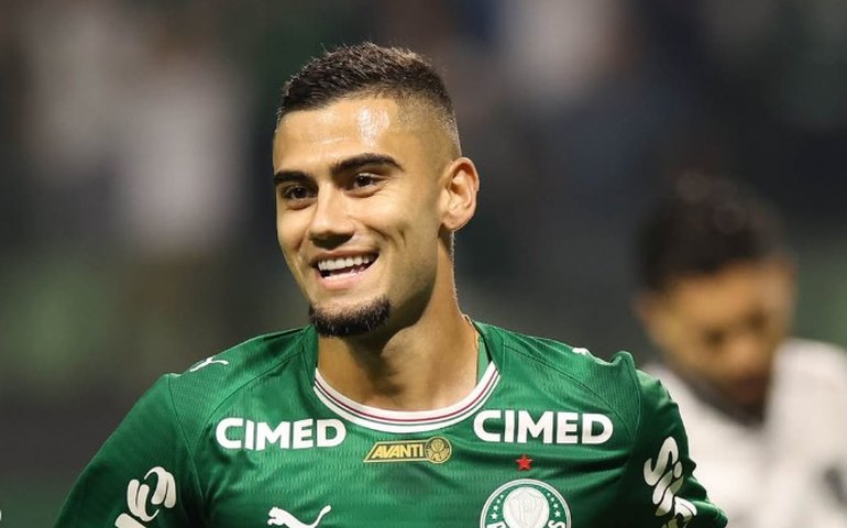 Palmeiras sofre com um a mais, mas vence o Botafogo e embala no Brasileirão