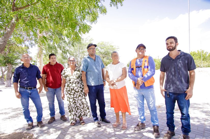 Prefeita Tia Júlia visita obras de manutenção na praça da comunidade Riacho Fundo