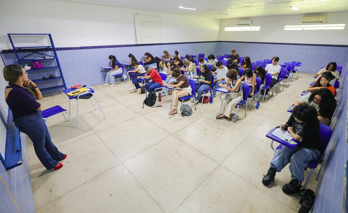 Estudanes fazem a prova de proficiência em Língua Inglesa para o intercâmbio na Inglaterra