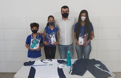 Prefeitura de Coruripe inicia entrega de kits de uniformes escolares nas Escolas
